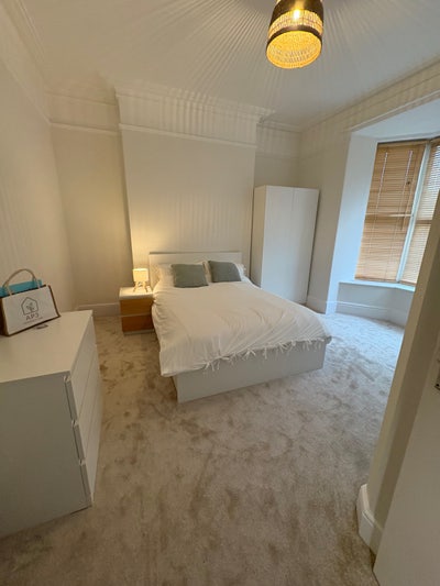 Spacious en-suite double room in Co-living home Main Photo