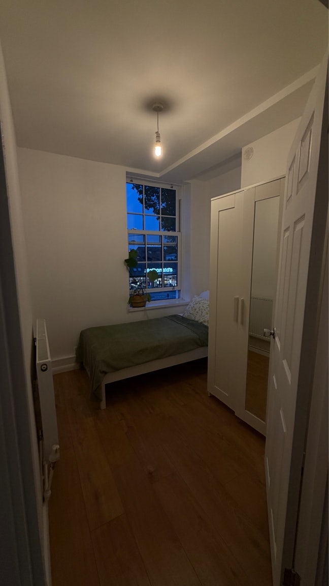    Furnished Room in Surrey Quays – July Only Main Photo