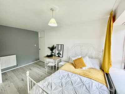 4 Cozy Rooms in Classy Highbury- Front Side Garden Main Photo
