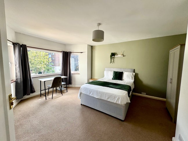 LARGE bright room | all bills |cleaner |fast WiFi  Main Photo