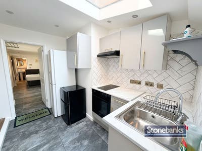 Stunning Studio Single Occupancy All bills INC Main Photo