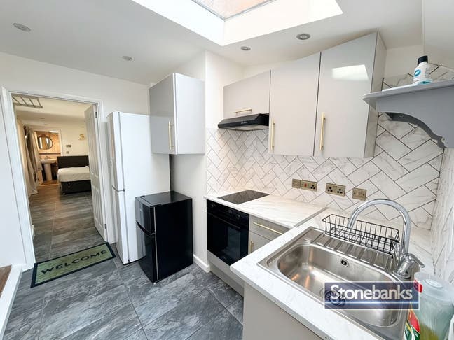 Stunning Studio Single Occupancy All bills INC Main Photo