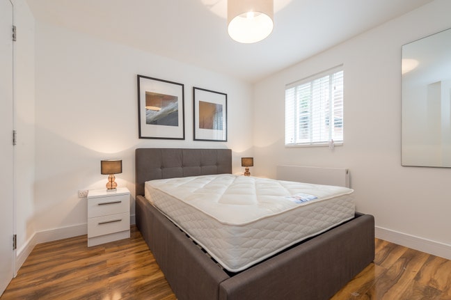 1 bed with parking, W3 f/f Main Photo
