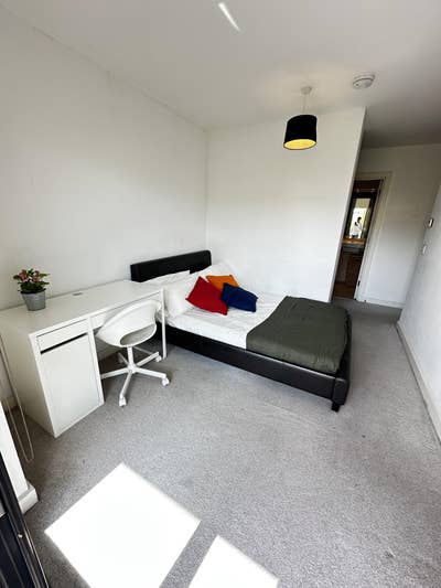 Canary Wharf** 1 Ensuite 1 Double Available** Main Photo