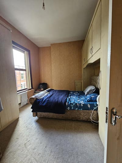 Close to all amenities, beautiful and spacious hou Main Photo