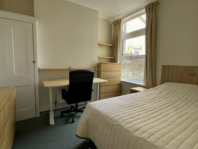 Double room available in a student property Main Photo