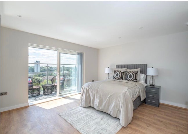  Riverside Ensuite Room |Flexible Sublet Main Photo
