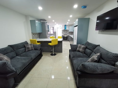 Large Ensuite Room Available in a House Share Main Photo