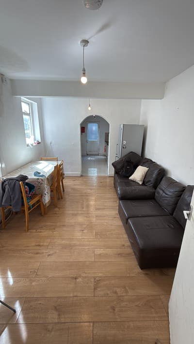 Spacious double room available  Main Photo