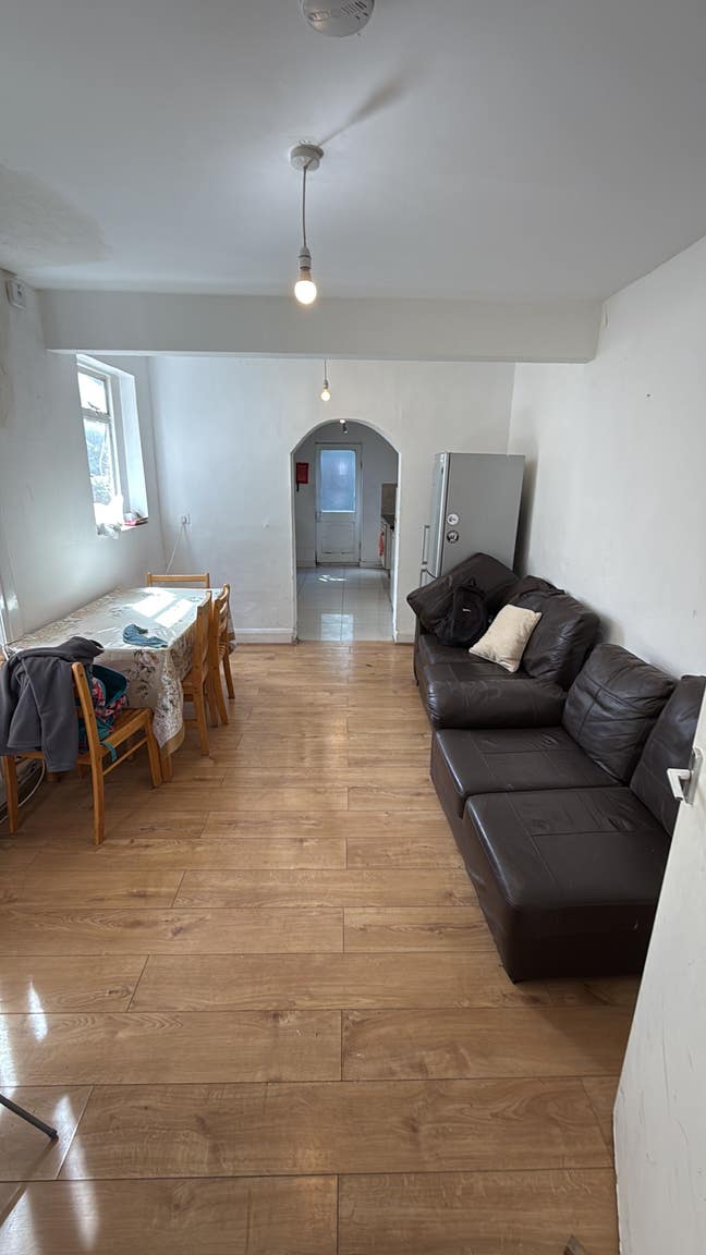 Spacious double room available  Main Photo