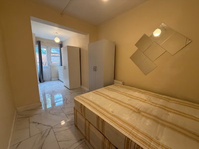 Large Bright Room | 13-Min Walk to Jubilee Line Main Photo