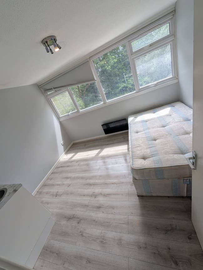 Bright Newly Refurbished HMO with Private En-Suite Main Photo