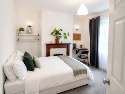 Bright Double Room in Victorian House Main Photo
