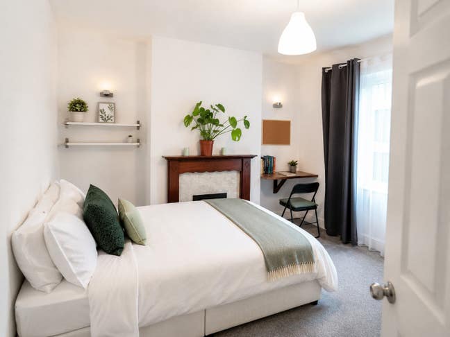 Bright Double Room in Victorian House Main Photo