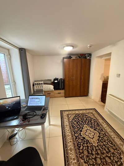 Beautiful 1 Bedroom Flat for Rent in Housnlow East Main Photo