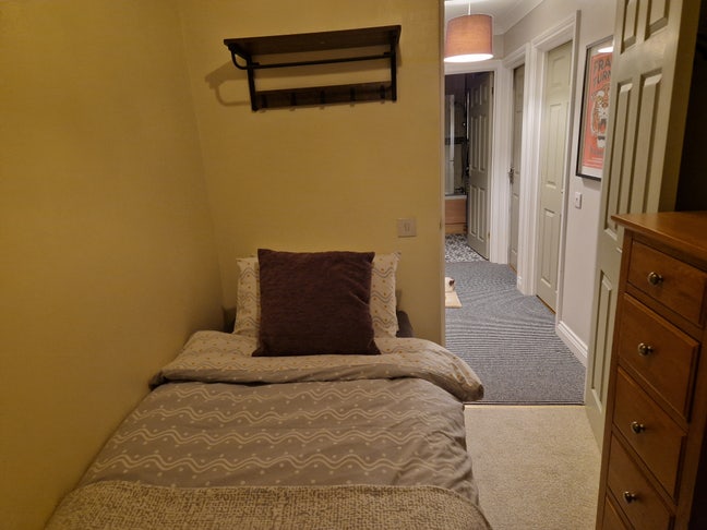 Single bedroom in lovely house Main Photo