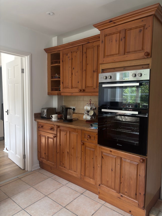 Three bedroom living landlady one room to let Main Photo