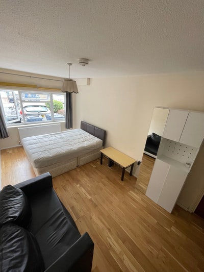Bills Included - Furnished Double Room in Ealing  Main Photo