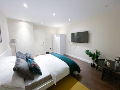 Room Ready Now -  Area Great for Commuting ! Main Photo