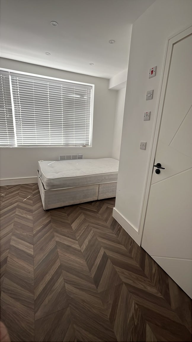 Stylish HMO Room Living in a Great Slough Location Main Photo