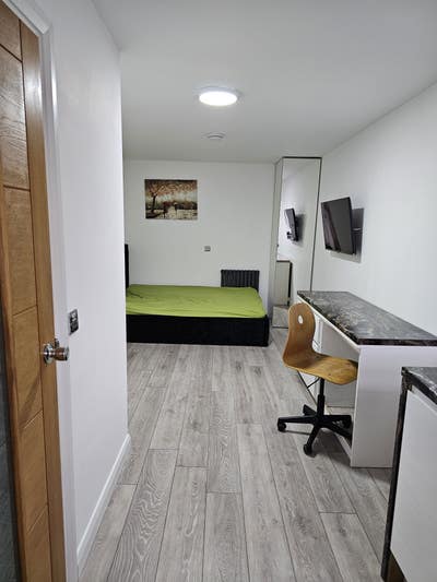 En-suite with its own independent entrance  Main Photo
