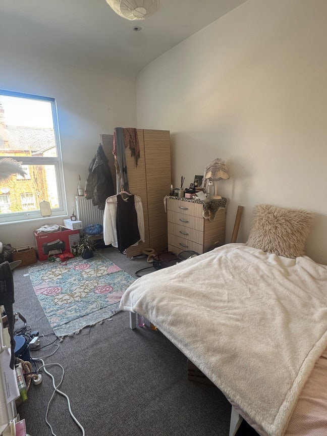1 spacious bedroom  Main Photo