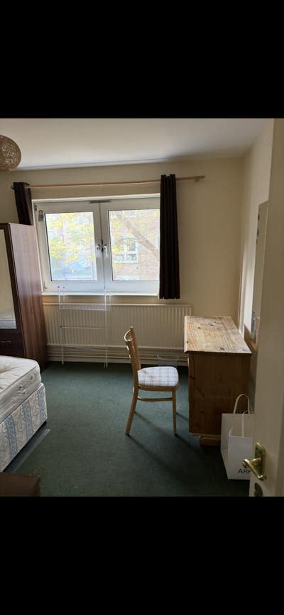 Room in Bow  Main Photo