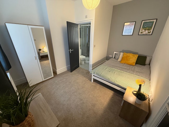 Brand New En-Suite Rooms, bills included. Main Photo