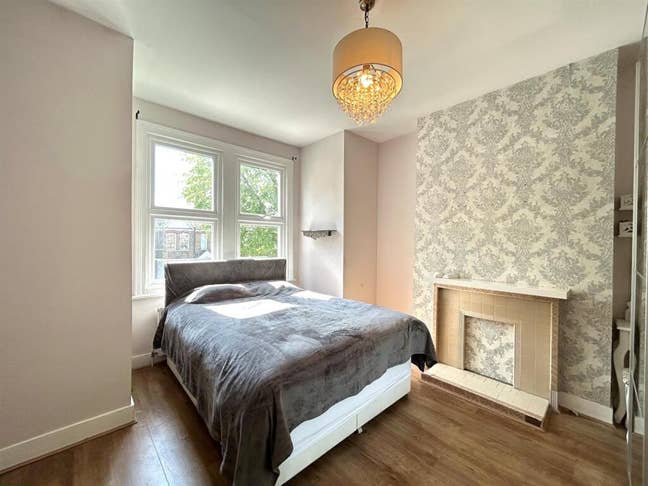 Spacious, 2-bed flat with private garden Main Photo