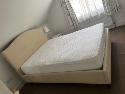 A king size bedroom with transport, eg bus,train,  Main Photo