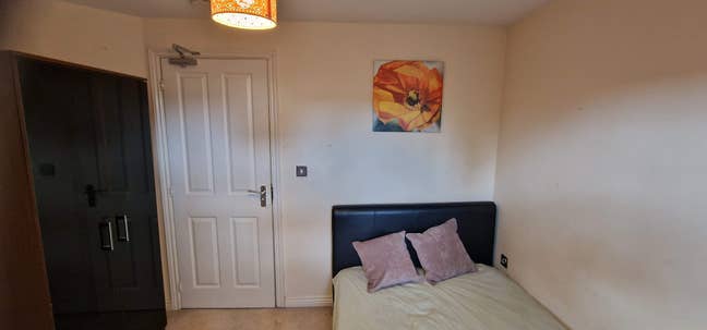 Excellent modern double and single ensuite CB4 Main Photo