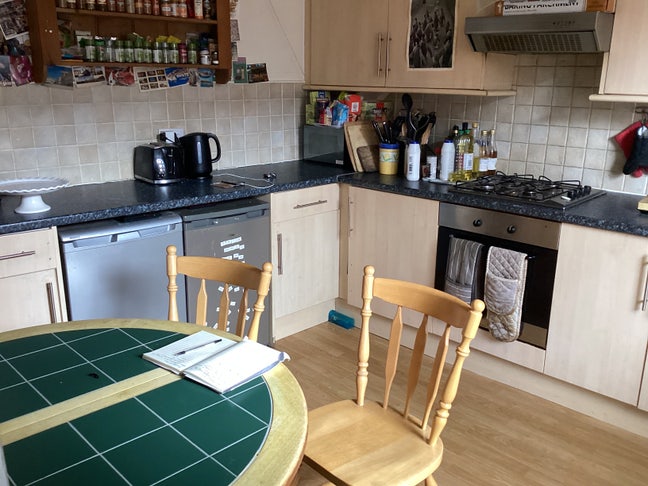 Two rooms available in shared house  close to uni Main Photo