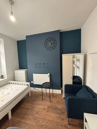 Female Only All-inclusive room OL4 1NY Main Photo