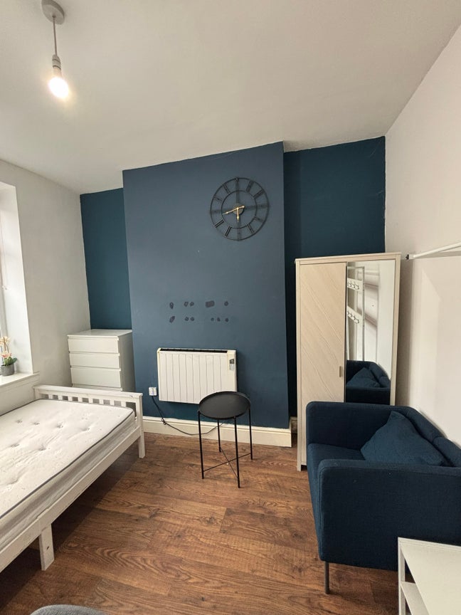 Female Only All-inclusive room OL4 1NY Main Photo