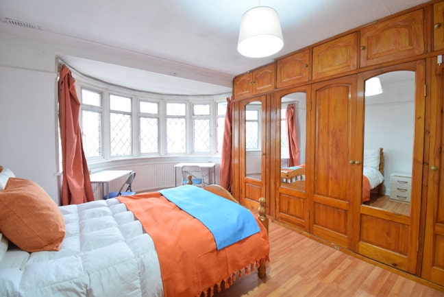 Double available for Couples / Close to Transports Main Photo