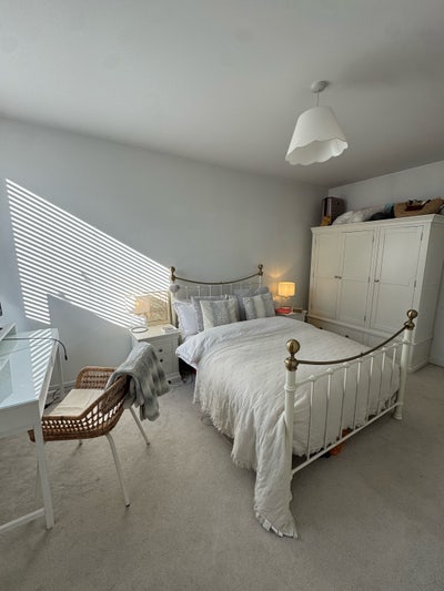 Spacious double room available in modern flat  Main Photo