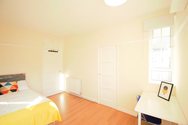 Large Room in Shared House – Great Commute !  Main Photo