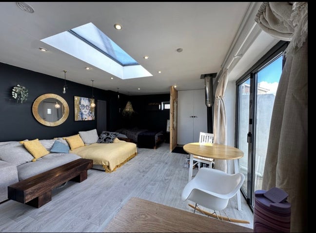 Seaside studio,15min to Brighton/ bills incl Main Photo