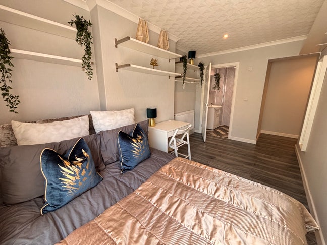 Luxury ensuite | 7 min walk Stockport station  Main Photo