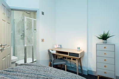 Superb property-En suite room & studio 🚿 Main Photo