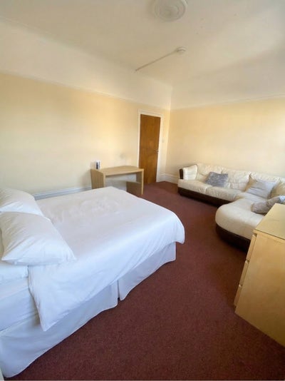  Massive Double Room Next to Westfield  Main Photo