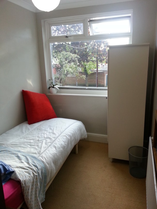Single bedroom furnished in spacious house!  Main Photo