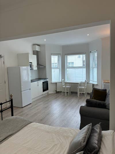 Lovely, spacious Self-Contained Studio (10CR1) Main Photo