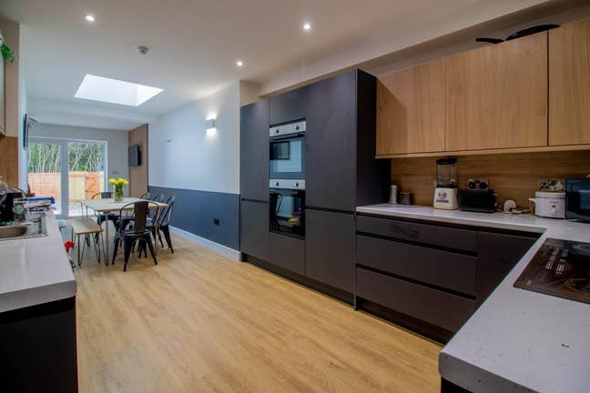Double En-Suite Room with PARKING Main Photo