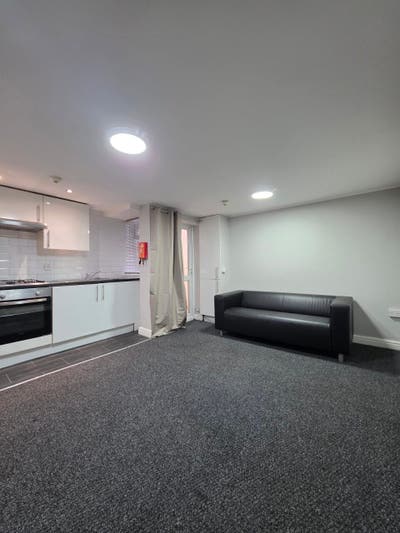 Great Location! 2 Bed Flat by City Centre Main Photo