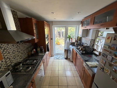 Room share male or female available near to O2 nor Main Photo