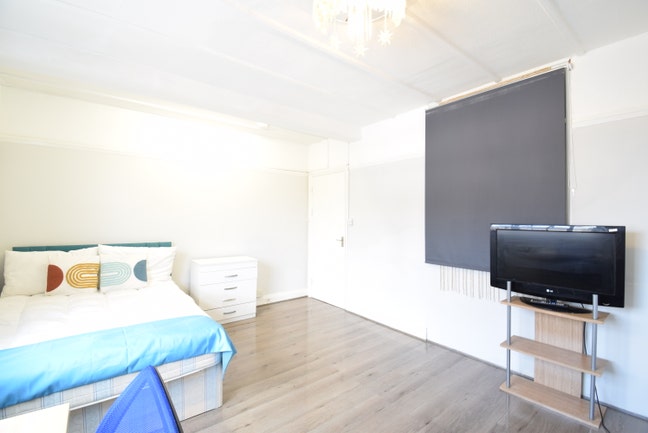2 Double / 2 Min walk to Central Line !  Main Photo