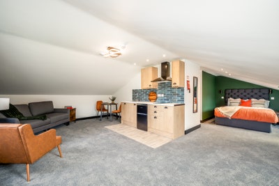 "Spacious Studio Apartment Opposite George Eliot" Main Photo