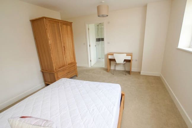 Large Luxury Double En-suite Room in House Share Main Photo