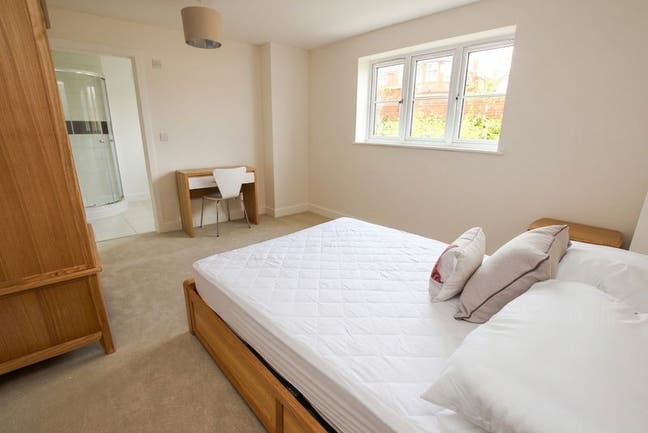 Large Luxury Double En-suite Room in House Share Main Photo